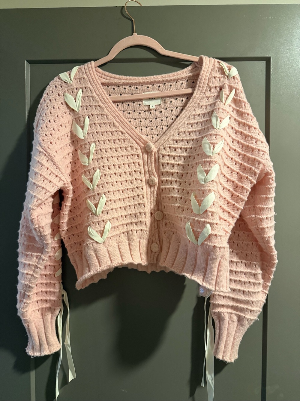 Boutique Lena Soft Pink Cropped V‑Neck Cardigan with Ribbon Leaf Trim